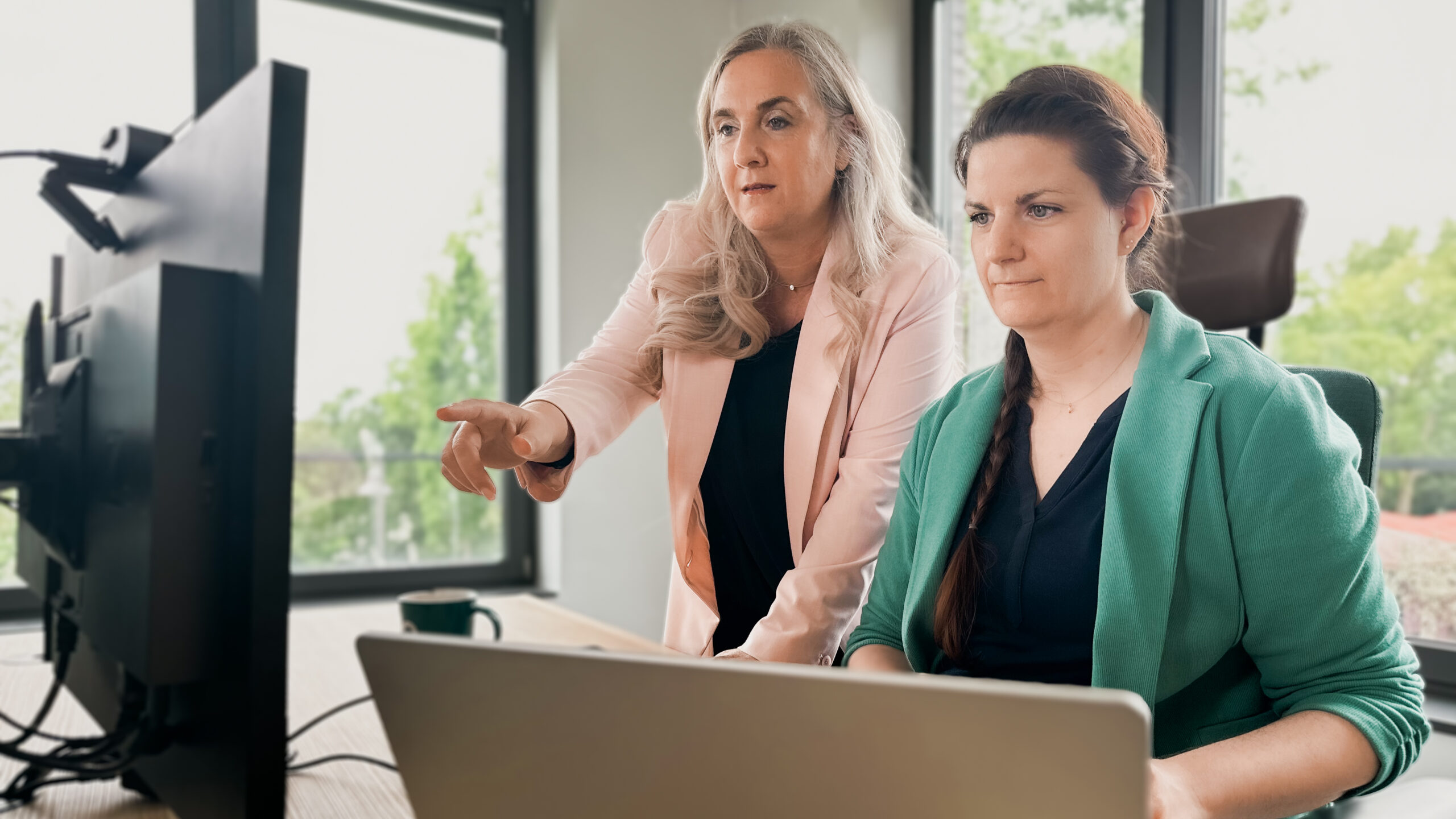 EITCO Mitarbeiterinnen stimmen sich im Büro ab